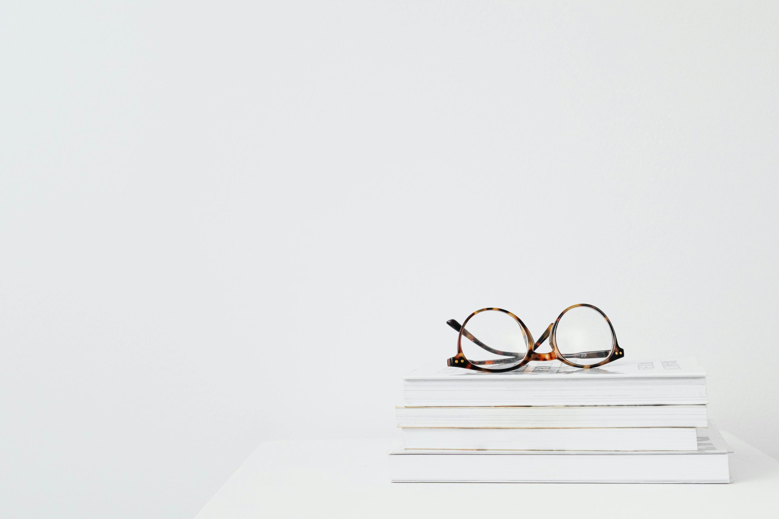 Glasses enhancing reading with adjustable lenses