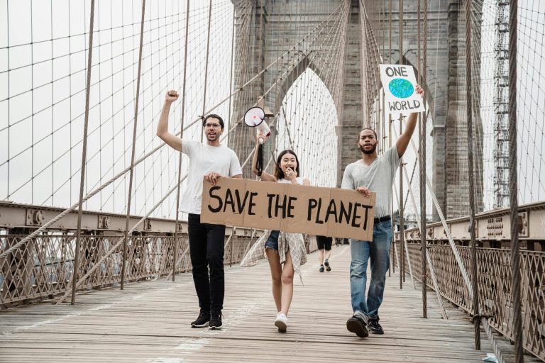 Thermostats using geofencing for energy savings